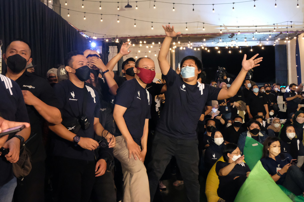 Tanpa komando, para penonton yang didominasi awak media di bawah naungan Media Group berkaraoke bersama menyanyikan hit Cokelat dan Astrid.