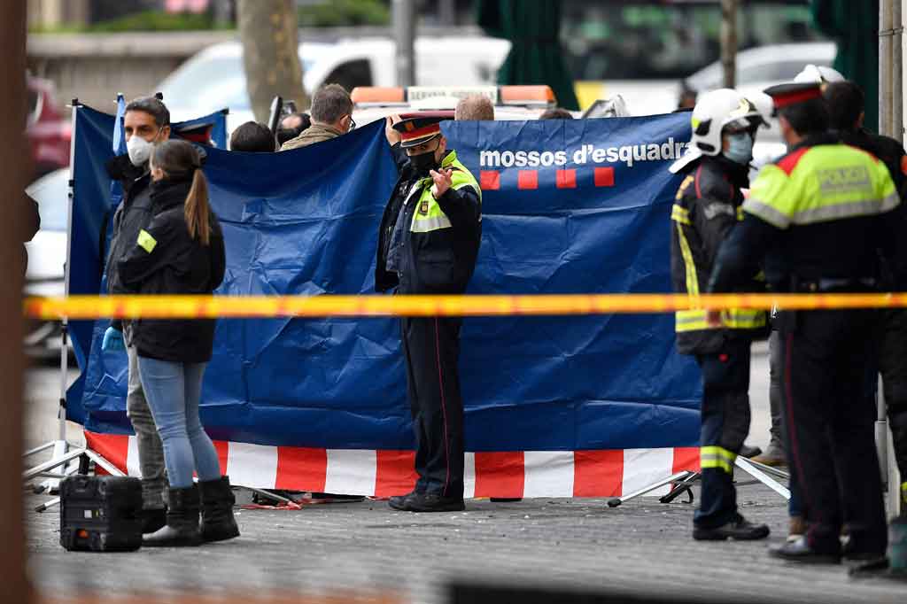 Petugas tengah melakukan penyelidikan di lokasi kebakaran di luar sebuah bangunan kosong di Barcelona, Spanyol, Selasa, 30 November 2021.