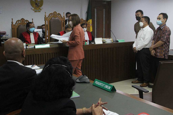 Terdapat 11 tergugat dalam kasus ini, yaitu PT. Asuransi Jiwasraya (Persero), PT. Bank Rakyat Indonesia (Persero) Tbk, PT. Bank Tabungan Negara (Persero) Tbk, PT Standard Chartered Bank Indonesia, PT. Bank Victoria International Tbk, PT. Bank KEB Hana Indonesia, PT. Bank DBS Indonesia, Menteri Badan Usaha Milik Negara, Menteri Keuangan, PT. Bahana Pembinaan Usaha Indonesia, dan PT. Asuransi Jiwa IFG. Dalam sidang perdana ini tidak semua tergugat hadir.