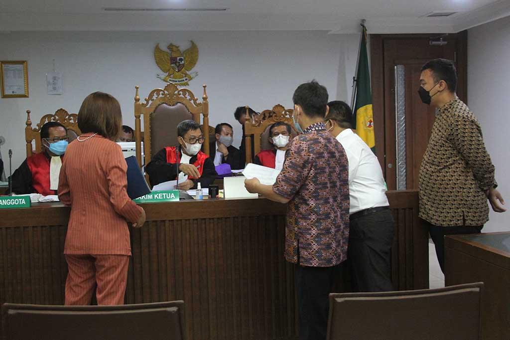Sidang pertama ini merupakan pemeriksaan legal standing kuasa dari penggugat dan tergugat. Sidang akan kembali dilanjutkan pada 21 Desember 2021. Adapun Bunga menuturkan dari 52 nasabah, total kerugian mencapai Rp 50 miliar.