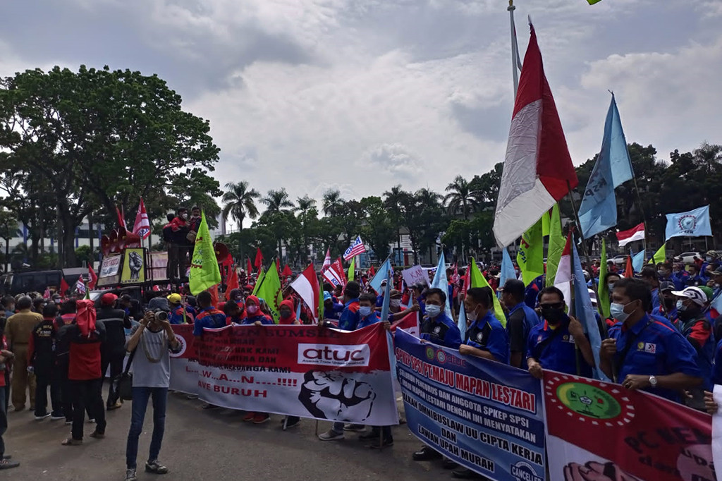 Beberapa waktu lalu, Gubernur Sumsel meneken Surat Keputusan (SK) Nomor 746/kpts/Disnakertrans/2021 tentang Upah Provinsi (UMP) yang tidak naik di tahun 2022 atau tetap di angka Rp3.144.446.