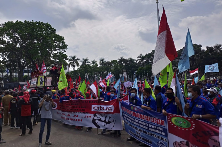 Beberapa waktu lalu, Gubernur Sumsel meneken Surat Keputusan (SK) Nomor 746/kpts/Disnakertrans/2021 tentang Upah Provinsi (UMP) yang tidak naik di tahun 2022 atau tetap di angka Rp3.144.446.