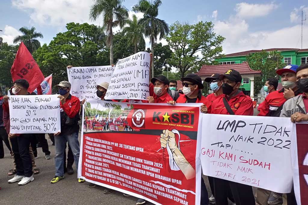 Massa buruh dari berbagai elemen menggelar unjuk rasa penolakan kenaikan upah minimum kota (UMK) Palembang sebesar Rp19 ribu di kantor Gubernur Sumatera Selatan, Selasa, 30 November 2021.