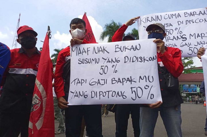 Dari 17 kabupaten dan kota di provinsi itu, baru Palembang yang menetapkan UMK 2022 sebesar Rp3.289.409. Angka itu hanya naik sebesar Rp19 ribu dari UMK 2021.