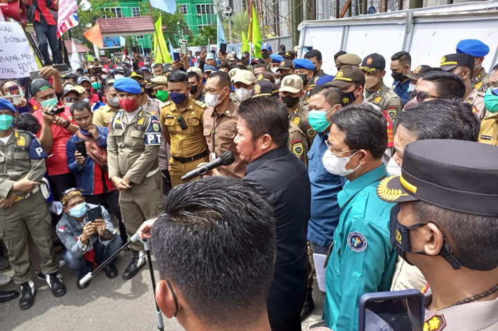 Gubernur Sumsel Herman Deru mengaku masih menunggu usulan dari pemerintah kabupaten dan kota terkait pengupahan. Selain itu, dia juga terus berkoordinasi dengan Kementerian Ketenagakerjaan untuk menyelesaikan masalah ini.