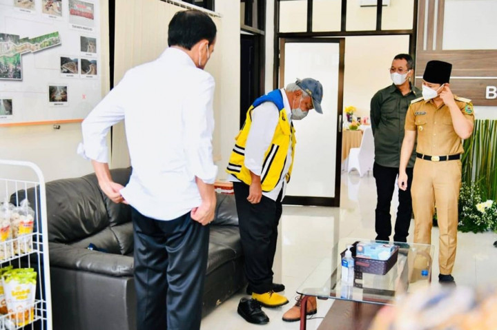 Saat Jokowi Bujuk Menteri Basuki Beli Sepatu Bot Buat Naik Motor