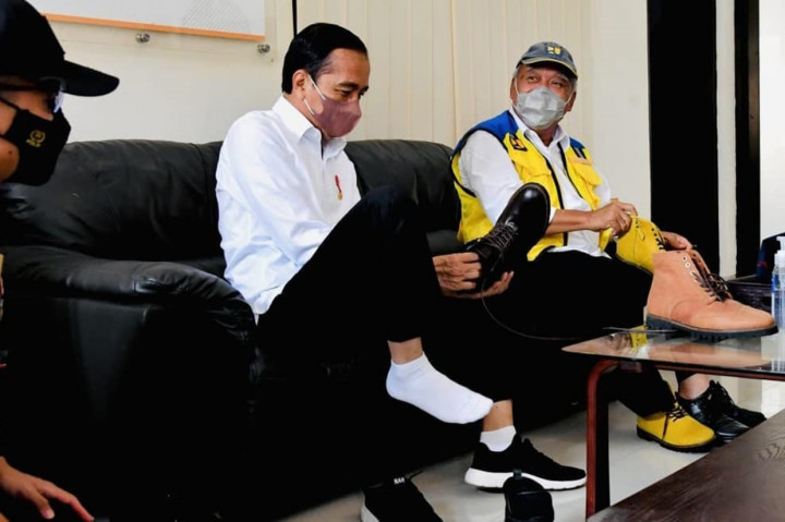 Saat Jokowi Bujuk Menteri Basuki Beli Sepatu Bot Buat Naik Motor