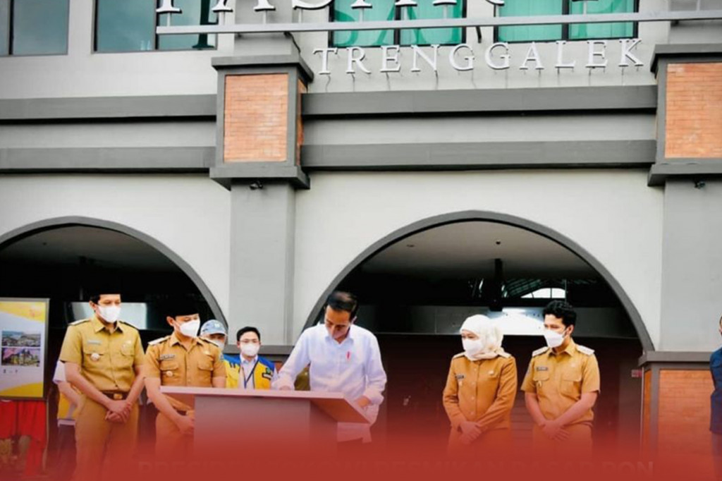 Presiden Joko Widodo menyempatkan untuk singgah di Pasar Pon dalam perjalanan menuju Helipad Menak Sopal Kabupaten Trenggalek, Jawa Timur, Selasa, 30 November 2021. 