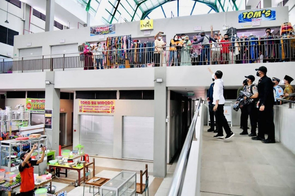 Dia ditemani Menteri Pekerjaan Umum Perumahan Rakyat (PUPR) Basuki Hadimuljono, Menteri Sekretaris Negara Pratikno, Gubernur Jawa Timur Khofifah Indar Parawansa, Wakil Gubernur Jawa Timur Emil Dardak, serta Bupati Trenggalek Mochamad Nur Arifin.