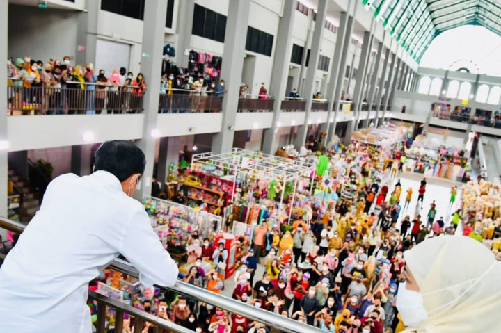 Foto: Jokowi Resmikan Pasar Pon di Kabupaten Trenggalek