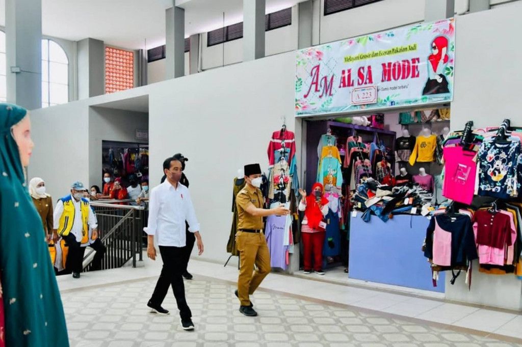 Setelah berkeliling selama lebih kurang 15 menit, Jokowi dan rombongan meninggalkan pasar tersebut menuju helipad untuk kemudian lepas landas menuju Pangkalan TNI AU Iswahjudi di Kabupaten Magetan.