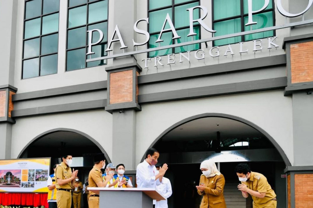 Jokowi kemudian meresmikan Pasar Pon yang telah direvitalisasi dengan menandatangani prasasti.