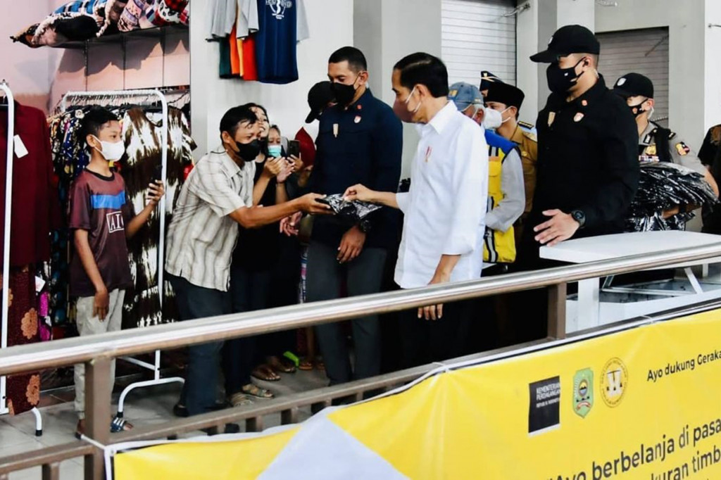 Setelah itu, Jokowi berkeliling meninjau pasar sekitar 15 menit.