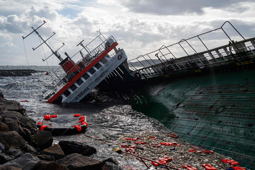 Sejak Senin pagi, kota itu telah diterjang angin kencang yang menumbangkan pohon, menerbangkan atap, dan bahkan merobohkan menara jam yang tinggi.