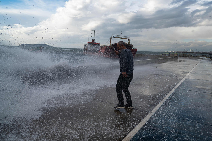 4 Orang Meninggal Akibat Badai Dahsyat di Istanbul