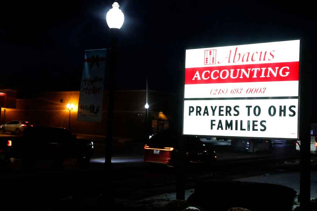 Seorang siswa kelas dua ditahan dan sebuah pistol disita, tetapi tidak ada penjelasan langsung tentang apa yang mendorong serangan di Oxford, sebuah kota kecil sekitar 40 mil (65 kilometer) utara Detroit.