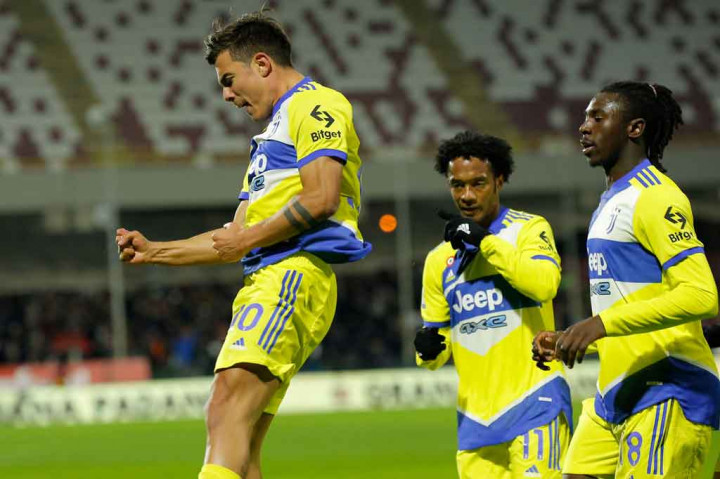 Paulo Dybala membawa Juve memimpin pada menit ke-21 lewat penyelesaian apiknya memanfaatkan umpan kerja sama satu dua dengan Dejan Kulusevski. Keunggulan 1-0 Juve bertahan hingga turun minum.