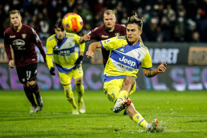 Juve mendapatkan hadiah tendangan penalti pada menit ketiga injury time setelah Morata dijatuhkan oleh Norbert Gyomber. Dybala maju jadi algojo namun terpeleset kala mengambil ancang-ancang sehingga sepakannya melambung tinggi di atas mistar gawang. Skor 2-0 untuk Juve bertahan hingga laga usai.