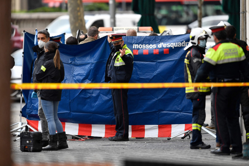 Kebakaran melanda sebuah bangunan kosong yang ditempati oleh penghuni liar di Barcelona tengah pada hari Selasa, 30 November 2021. Kebakaran mengakibatkan sedikitnya empat orang meninggal, termasuk seorang bayi dan seorang anak laki-laki berusia tiga tahun.