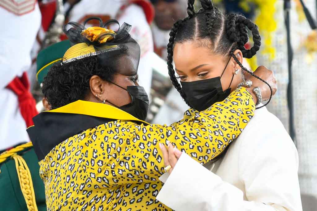 Rihanna Fenty (kanan) dianugerahi kehormatan Pahlawan Nasional ke-11 Barbados oleh Presiden Dame Sandra Mason (kiri) selama upacara Kehormatan Nasional dan Parade Hari Kemerdekaan di Golden Square Freedom Park di Bridgetown, Barbados, pada 30 November 2021.