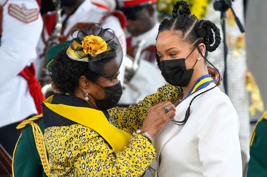 Saat Barbados menjadi republik terbaru di dunia, tindakan pertama perdana menterinya adalah mendeklarasikan secara resmi warga negara paling terkenal di pulau itu, Rihanna, sebagai pahlawan nasional.