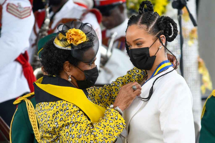 Momen Rihanna Dianugerahi Gelar Pahlawan Nasional oleh Barbados