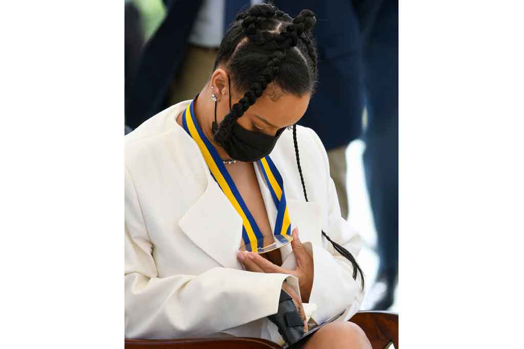 Forbes pada bulan Agustus memperkirakan kekayaan Rihanna bernilai USD1,7 miliar (sekitar Rp24,4 triliun), sekitar USD1,4 miliar (Rp20 triliun) di antaranya berasal dari nilai perusahaan kosmetiknya Fenty Beauty, kemitraan dengan raksasa mode Prancis LVMH.