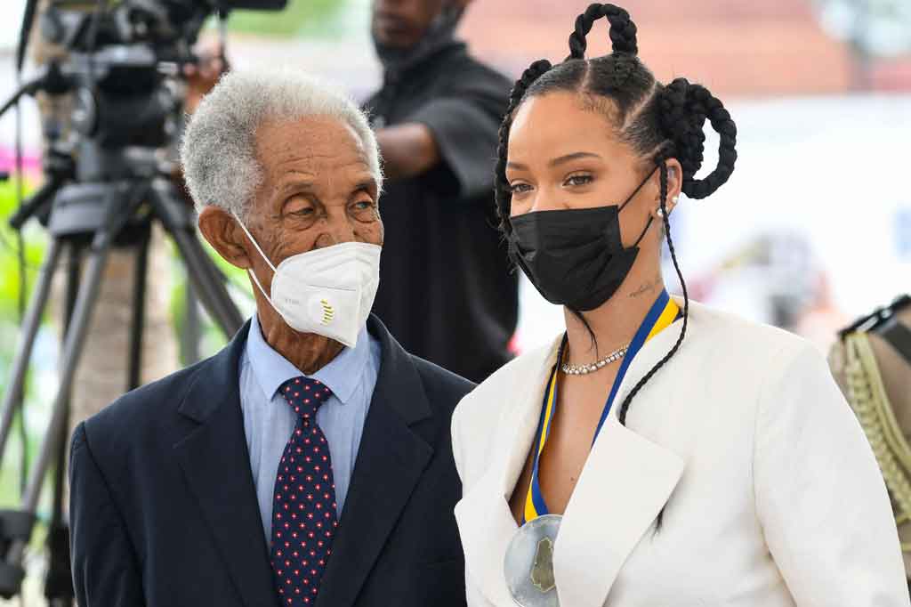 Rihanna bergabung dengan kelompok terpilih yang terdiri dari 10 orang Barbados lainnya termasuk Garfield Sobers, yang dianggap sebagai salah satu pemain kriket terhebat sepanjang masa dan satu-satunya pahlawan nasional yang masih hidup. Sobers juga hadir di upacara dan memeluk Rihanna. 