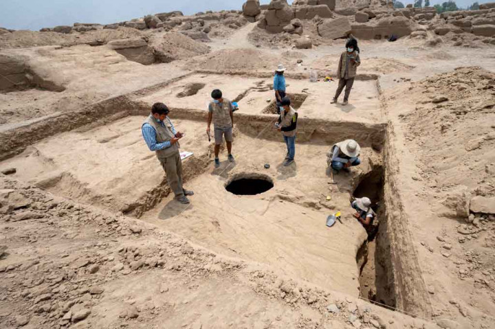 Di sisi mumi, para ahli menemukan kerangka babi guinea Andes dan apa yang tampak seperti anjing, menurut para peneliti di University of San Marcos. Jejak jagung dan sayuran lainnya ditemukan di ruang pemakaman.