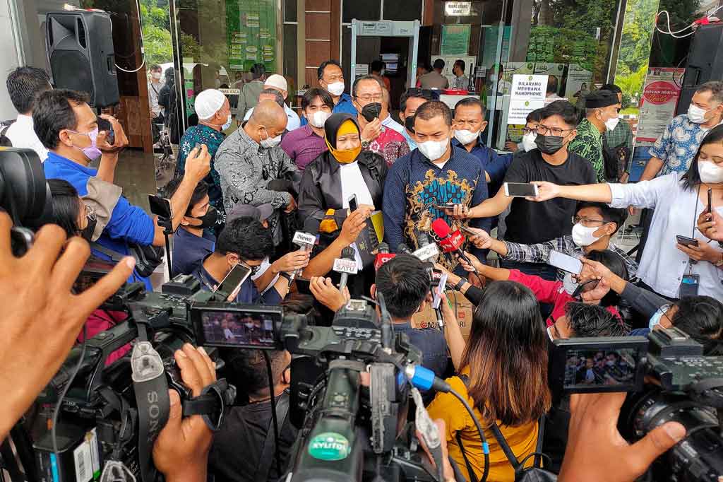 Selain meminta sidang digelar secara offline, kuasa hukum terdakwa mempersoalkan masalah berita acara pemeriksaan (BAP).