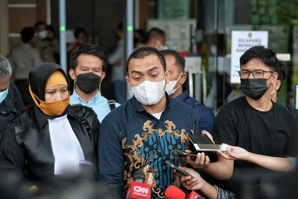 Sidang yang beragendakan pembacaan dakwaan tersebut ditunda karena pihak eks Sekretaris Front Pembela Islam (FPI) Munarman meminta sidang digelar secara offline. Sidang akan kembali dilanjutkan pada Rabu, 8 Desember 2021.