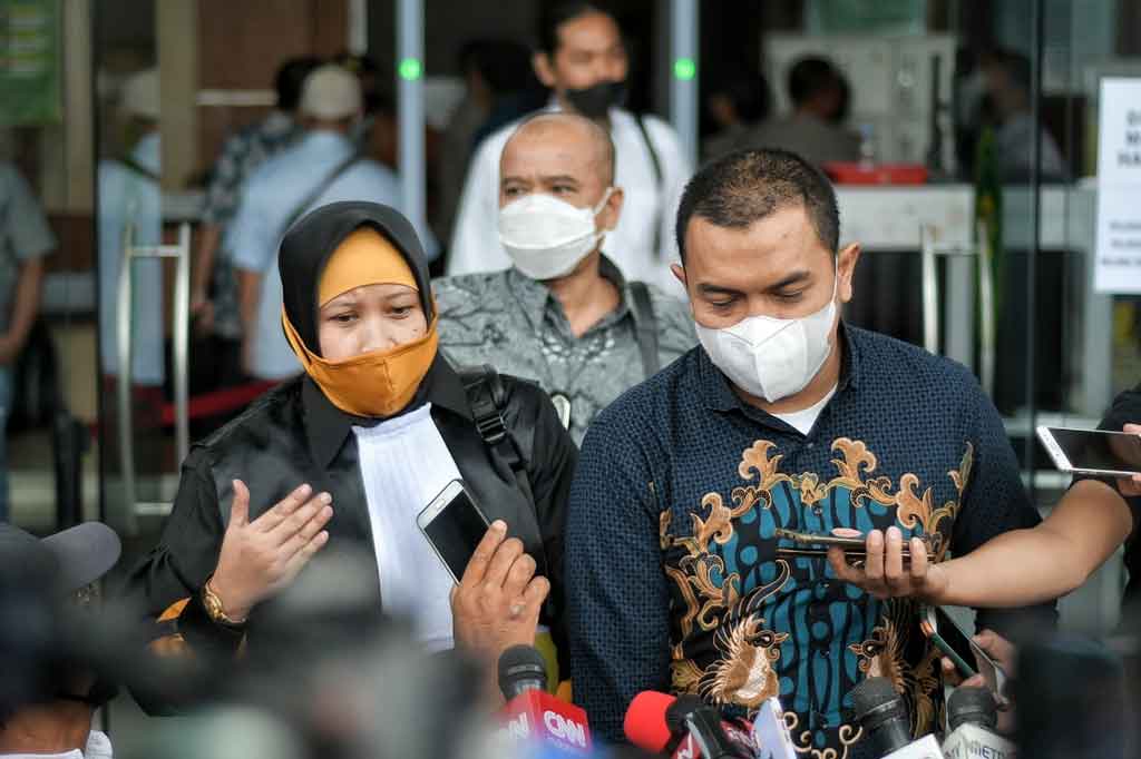 Kuasa hukum Munarman Sugito atmo Prawiro (tengah) dan Sulistyowati saat memberikan keterangan pers pada awak media usai menjalani sidang perdana terkait kasus dugaan tindak pidana terorisme di Pengadilan Negeri Jakarta Timur, Rabu, 1 Desember 2021.