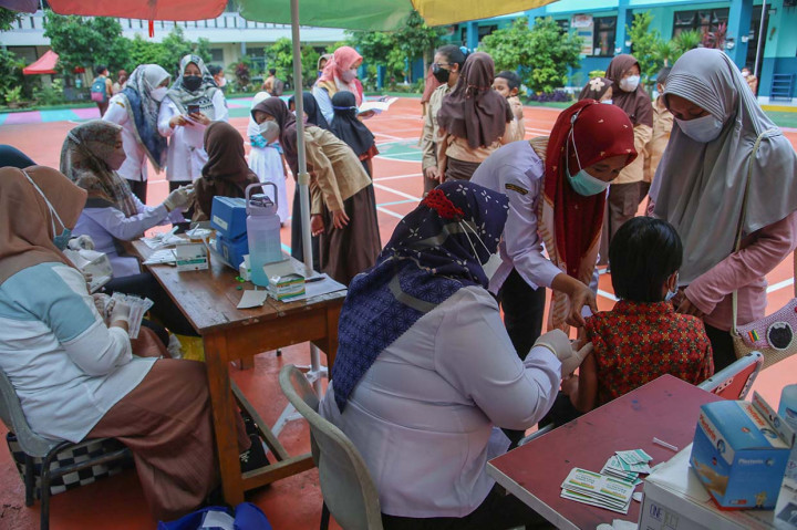 Siswa SD di Tangerang Selatan Jalani Imunisasi