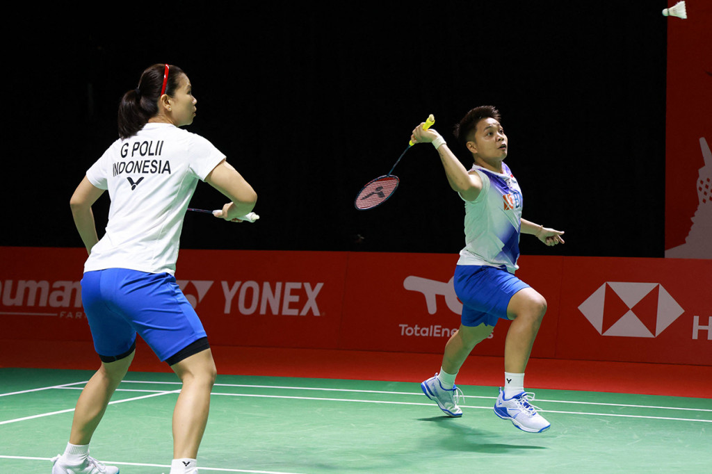 Ganda putri Greysia Polii/Apriyani Rahayu tanpa kesulitan menaklukkan unggulan pertama Jongkolphan Kititharakul/Rawinda Prajongjai dari Thailand pada laga pembuka Grup A BWF World Tour Finals 2021.