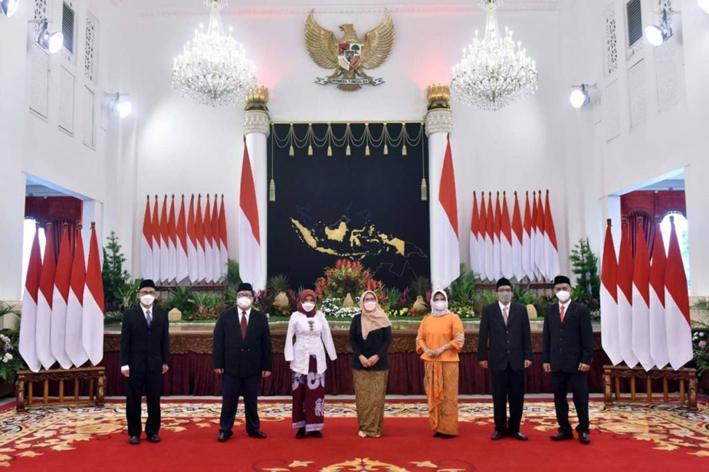 Ada tujuh orang yang dilantik Jokowi.