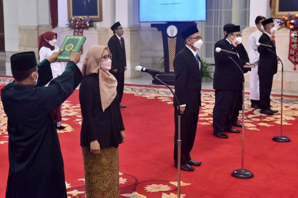 Barulah Jokowi kemudian memimpin pembacaan sumpah. Para pejabat yang dilantik mengikuti apa yang disampaikan Jokowi.