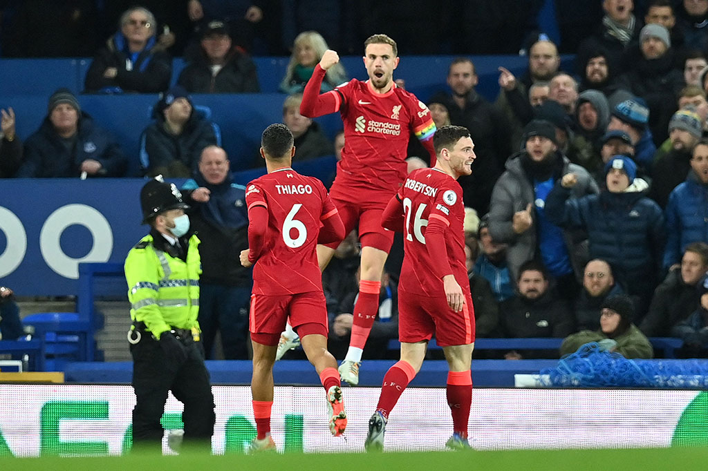 Sang kapten Jordan Henderson memecah kebuntuan untuk Liverpool di derby kali ini lewat gol cantiknya hanya sembilan menit selepas sepak mula, memanfaatkan umpan tarik Andy Robertson menggunakan kaki kirinya.