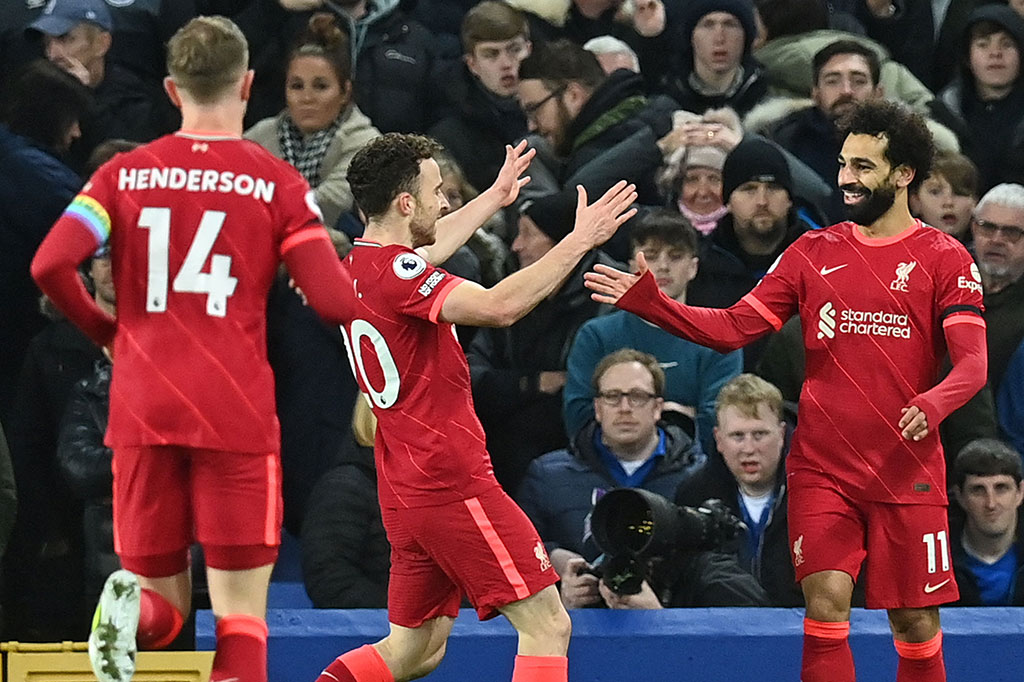 Lantas Henderson mengirimkan umpan terobosan untuk gol kedua The Reds yang dicetak Mohamed Salah pada menit ke-19. Menerima umpan Henderson, Salah menusuk dari sisi kiri pertahanan Everton sebelum memperdaya kiper Jordan Pickford dengan sontekan ke tiang jauh.