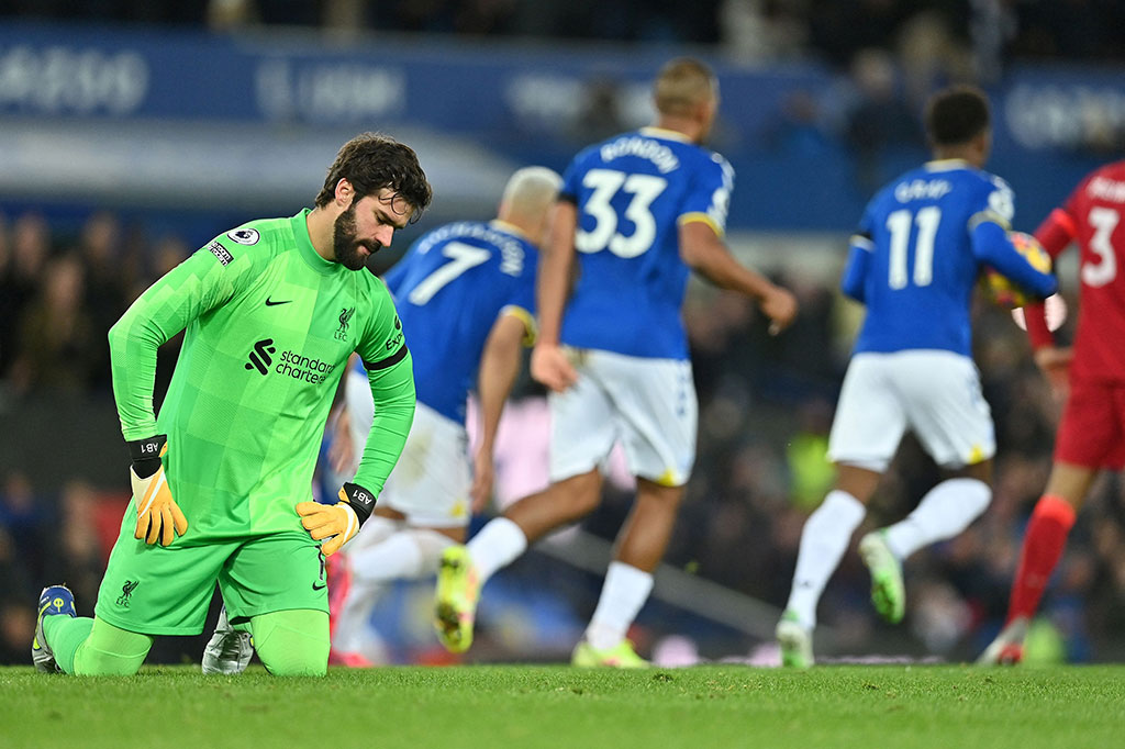 The Toffees tampak mendapatkan momentum kebangkitan setelah Demarai Gray menyelesaikan umpan terobosan Richarlison dengan sepakan mendatar yang gagal dihentikan oleh kiper Alisson Becker pada menit ke-38. Skor 1-2 bertahan hingga jeda.