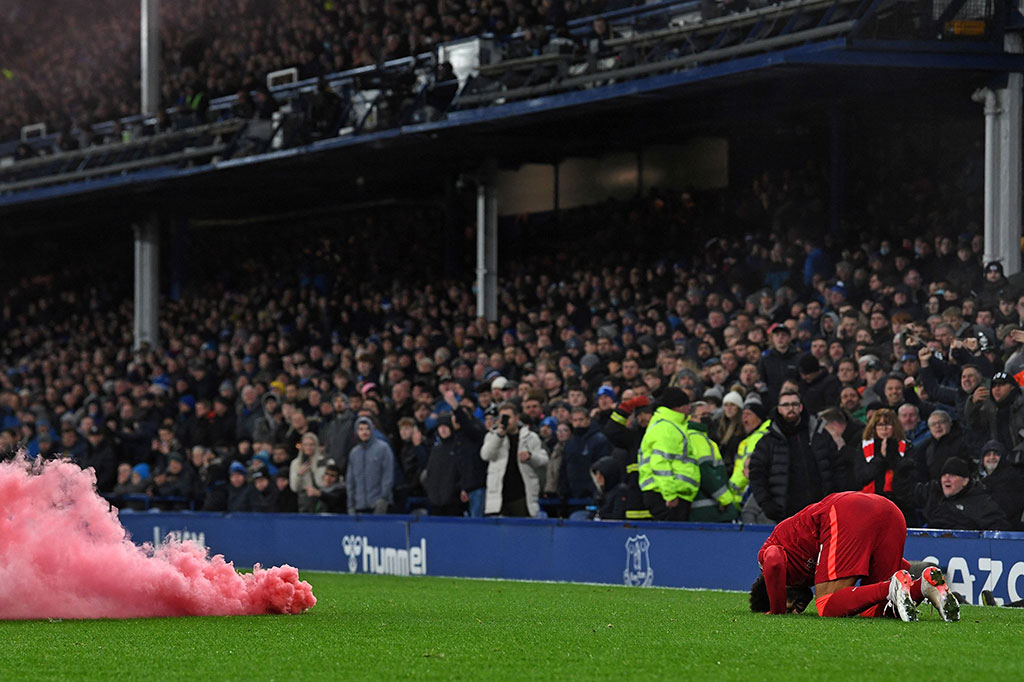 Di babak kedua tim tamu masih menguasai jalannya pertandingan dan memperoleh gol ketiga buah dari blunder para pemain tuan rumah pada menit ke-64. Umpan buruk Gray ke kapten Everton Seamus Coleman bisa direbut Salah yang berlari dari lingkaran tengah lapangan hingga ke dalam kotak penalti, sebelum melakukan penyelesaian sederhana ke tiang jauh dan merestorasi keunggulan dua gol Liverpool.
