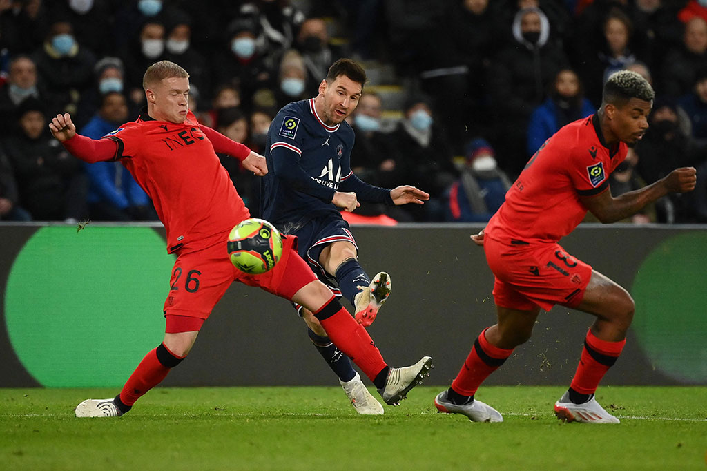 Peraih Trofi Ballon d'Or ketujuh kalinya Lionel Messi menjadi bagian dari penampilan Les Parisiens yang begitu dominan dengan nyaris 70 persen penguasaan bola dan 22 percobaan tembakan sepanjang laga, tapi tak mampu menyarangkan satu gol pun ke gawang Nice.