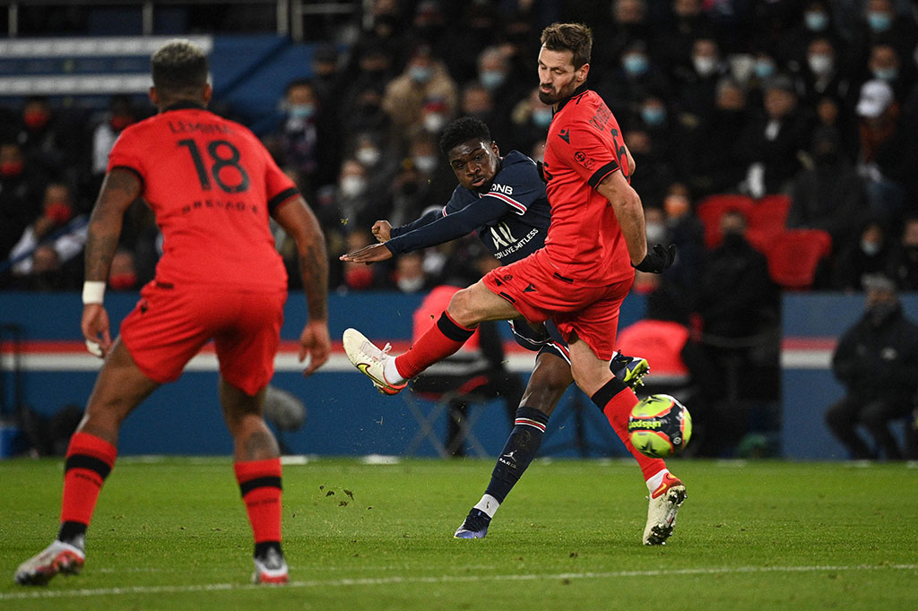 PSG memperoleh peluang untuk mencetak gol lewat Eric Ebimbe pada menit ke-18. Namun sepakannya juga bisa diamankan kiper Walter Benitez.