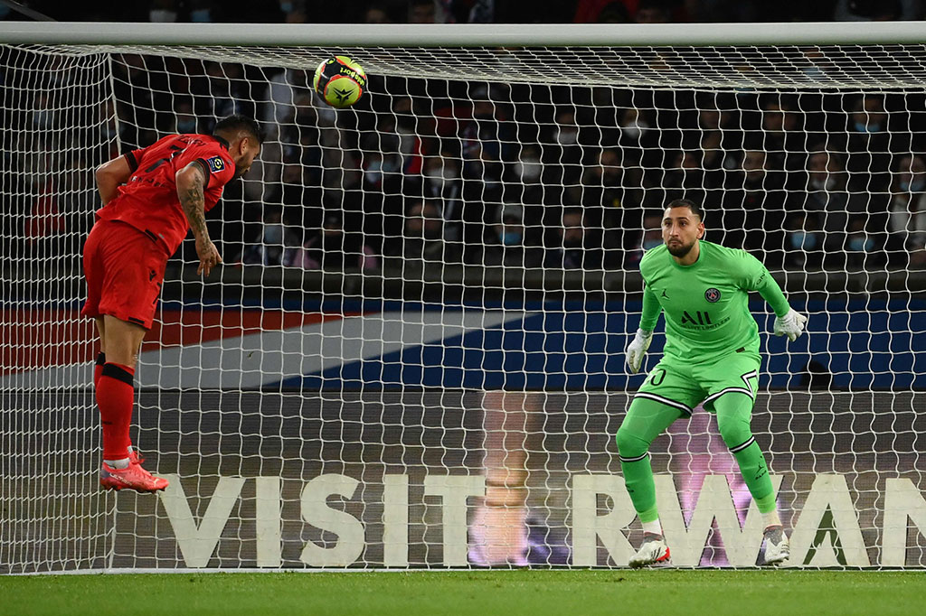 Nice yang sedikit lebih efektif dalam memanfaatkan serangan, memaksa kiper Gianluigi Donnarumma mementahkan sundulan tajam Andy Delort pada menit ke-33.