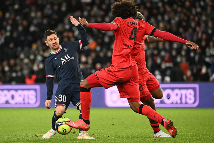 Dua menit berselang La Pulga sempat nyaris membuka keunggulan PSG. Sayang tembakan jarak jauhnya masih bisa diamankan Benitez. Tidak ada gol yang tercipta di babak pertama.