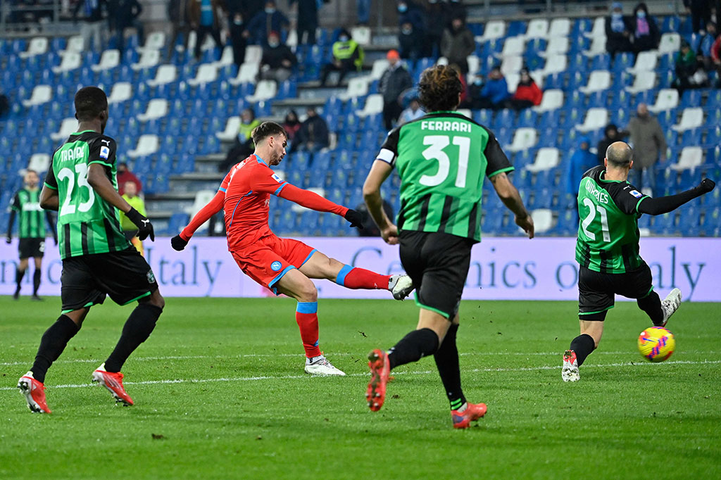 Setelah babak pertama berakhir imbang tanpa gol, Napoli berhasil memecah kebuntuan lewat sepakan keras Fabian Ruiz dari luar kotak penalti pada menit ke-51.