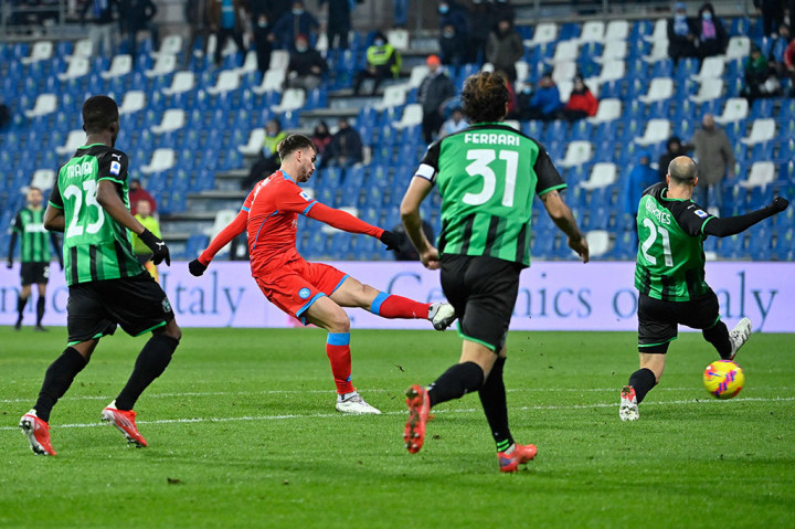 Setelah babak pertama berakhir imbang tanpa gol, Napoli berhasil memecah kebuntuan lewat sepakan keras Fabian Ruiz dari luar kotak penalti pada menit ke-51.