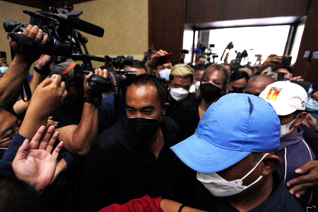  Terdakwa sekaligus artis Nia Ramadhani bersama sang suami, Ardi Bakrie enggan berkomentar banyak saat tiba di Pengadilan Negeri Jakarta Pusat untuk menjalani sidang perdana dengan agenda dakwaan terkait dugaan tindak pidana penyalahgunaan narkoba.