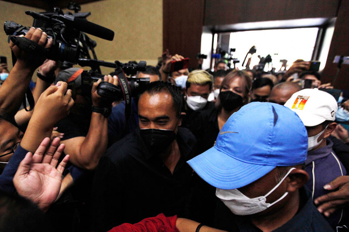  Terdakwa sekaligus artis Nia Ramadhani bersama sang suami, Ardi Bakrie enggan berkomentar banyak saat tiba di Pengadilan Negeri Jakarta Pusat untuk menjalani sidang perdana dengan agenda dakwaan terkait dugaan tindak pidana penyalahgunaan narkoba.