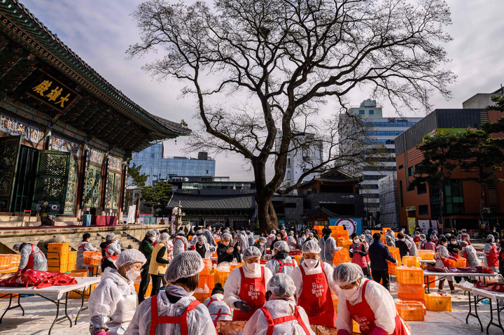 Ratusan orang membuat kimchi di sebuah kuil di Seoul, Korea Selatan, Kamis, 2 Desember 2021.