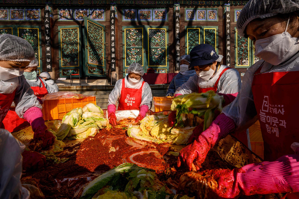 Sekitar 200 orang membuat 4.000 bungkus kimchi, makanan tradisional khas Korea, yang terdiri dari asinan sayuran seperti kol hasil fermentasi yang sebelumnya diberi bumbu pedas.